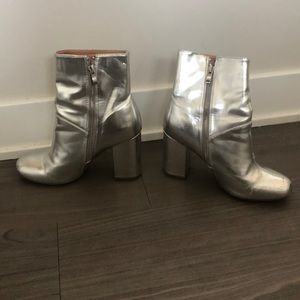 Silver / metallic boot heel